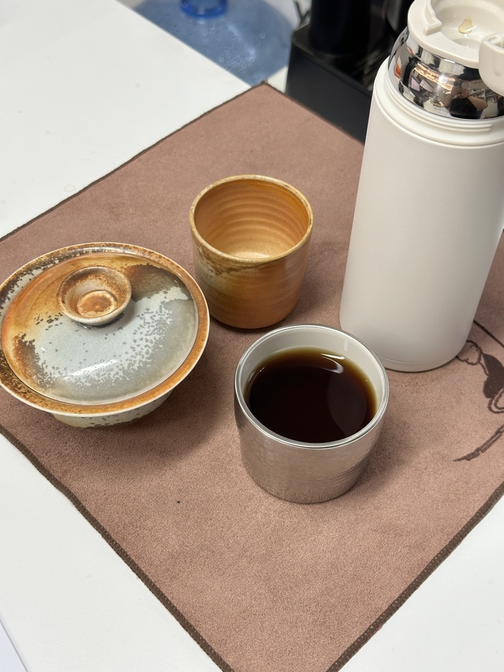 I made this Golden Flower Fu Brick Tea in a thermos cup in the office. It was super rich. The tea liquid showed a dark red shade and wasn't bitter in the slightest.