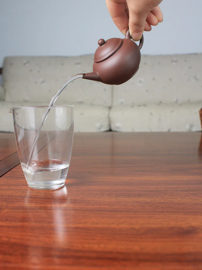 teapot pour