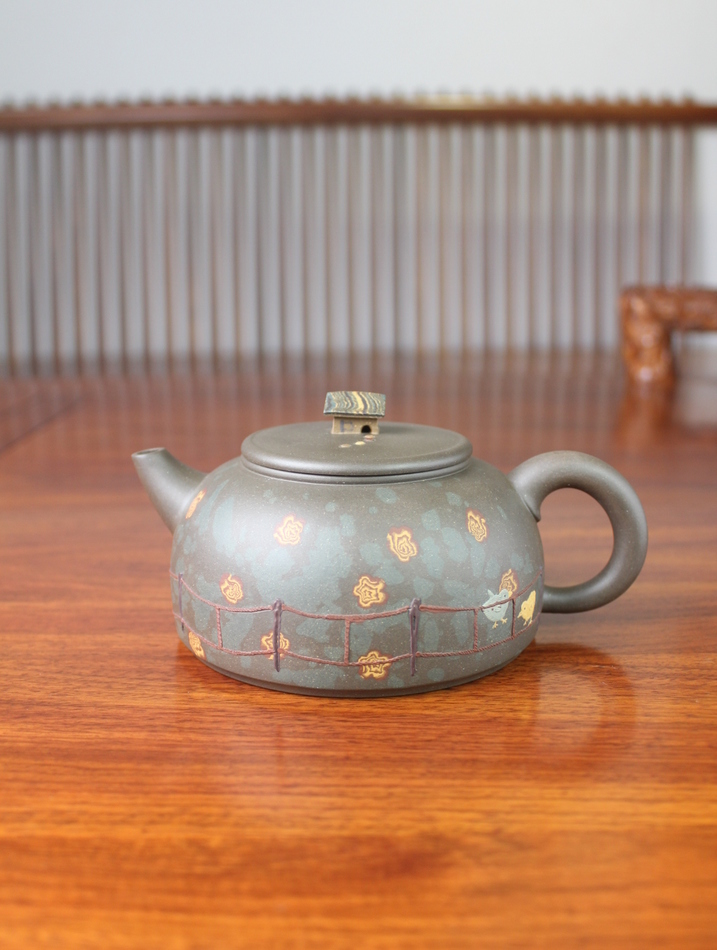 this is a Siyutao yixing teapot on the table