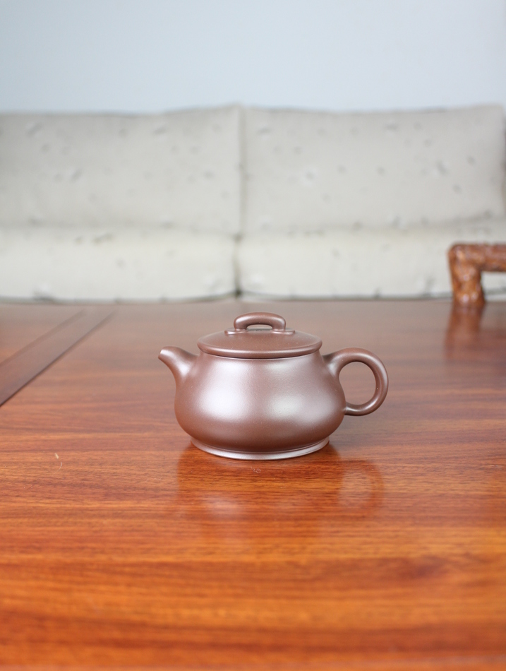 Siyutao yixing teapot Pan Hu on the table