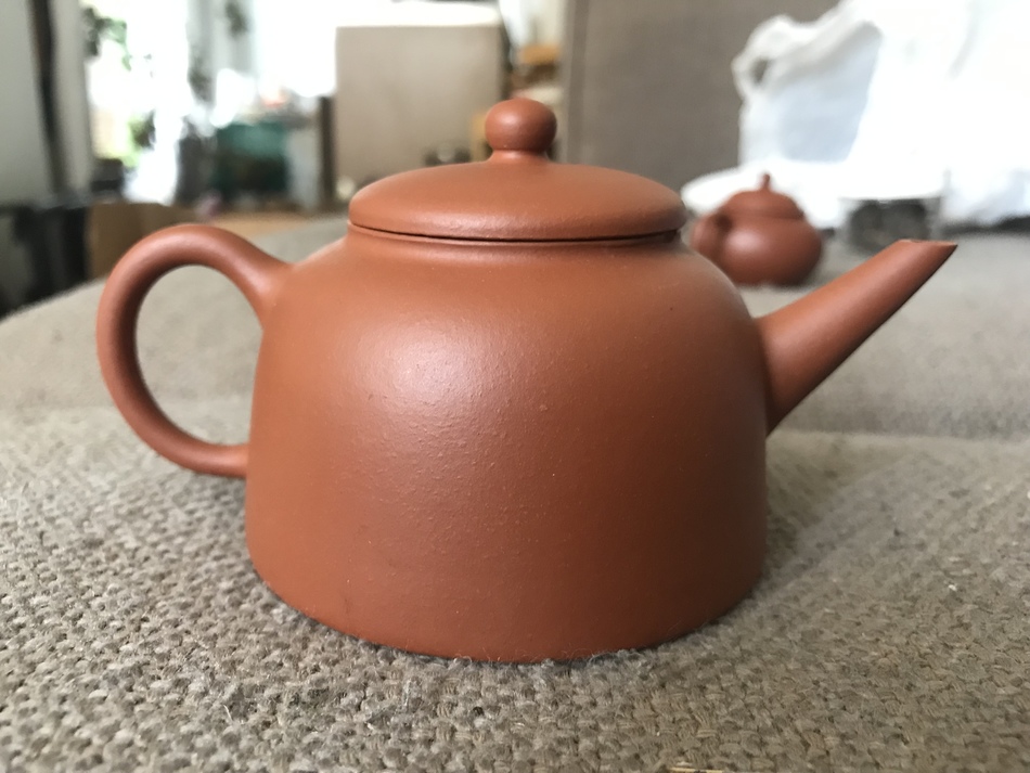 Non factory 90’s hongni 150ml. Nicely made pot but has flea bite/chip on rim. $70
