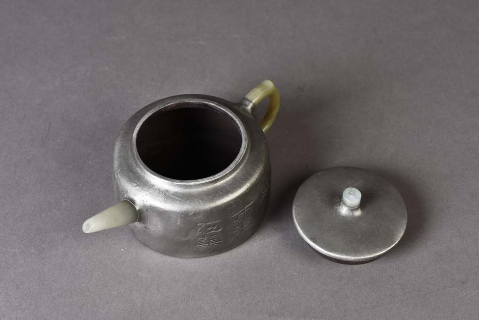 pewter tea pot 3.jpg