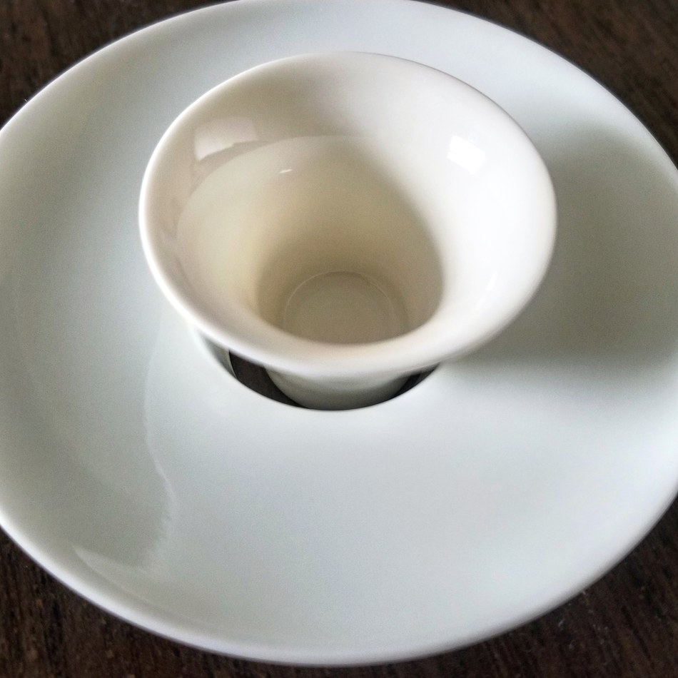 Cup inside the gaiwan ring. The color difference is emphasized